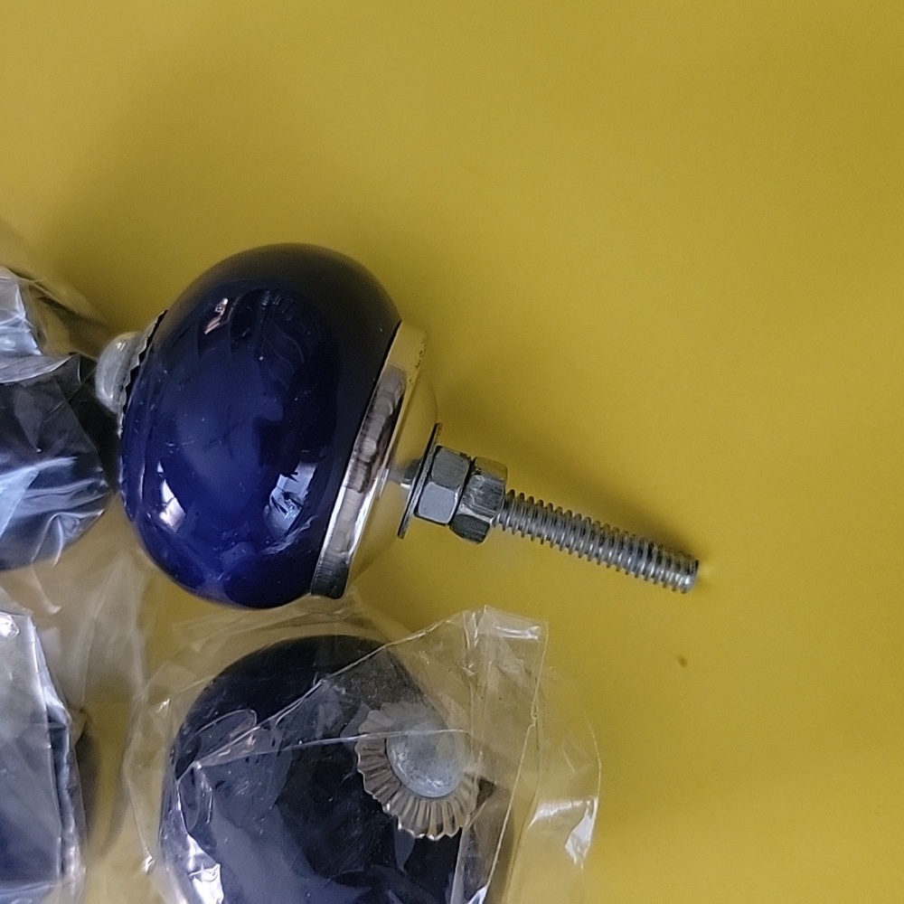 (4) Ceramic cabinet knobs or drawer pulls - Picture 4 of 4
